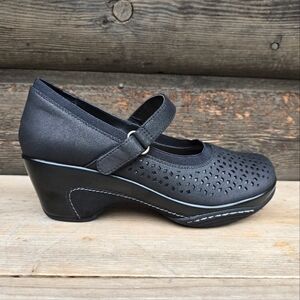 Rialto NEW!! Vivian Black Laser Cut Out,  Comfort, Retro Mary Jane Clogs 9M